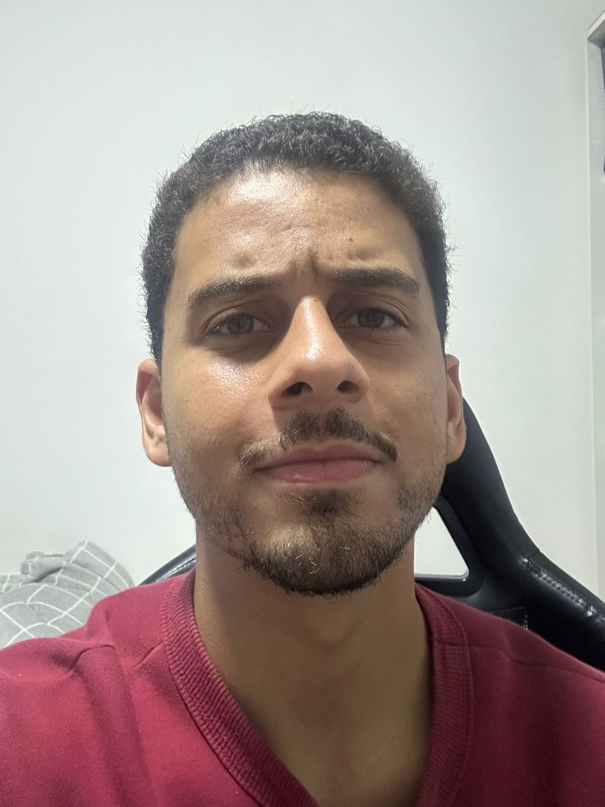 Foto de Lucas Fillype de pergil, casaco vermelho